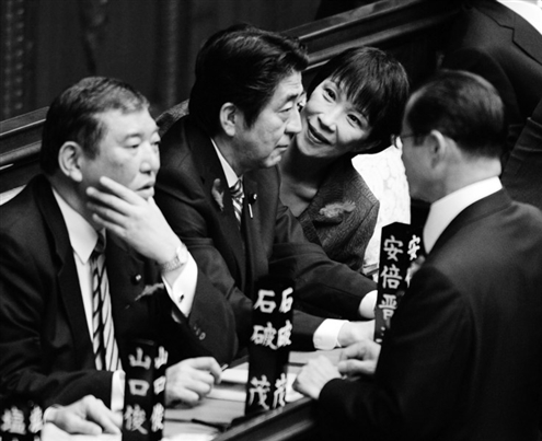 2015年4月21日,在日本国会众议院,安倍晋三(左二)与高市早苗(右二)商谈。新华社发